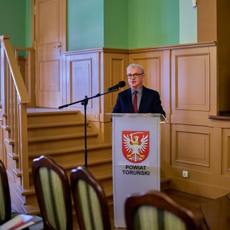 Starosta Powiatu Toruńskiego Marek Olszewski przemawia podczas konferencji w Szkole Muzycznej w Chełmży