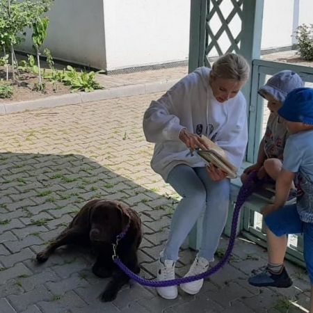 dzieci podczas dogoterapii